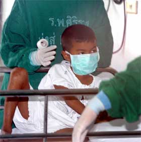 SMITTET: Denne sju år gamle gutten mistet faren sin for to dager siden. Nå er det bekreftet at han er smittet av fugleinfluensaviruset. (Foto: Reuters/Scanpix)
