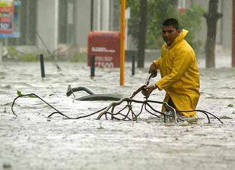 Høy vannstand gjør det vanskelig å ta seg fram gjennom gatene i feriebyen Cancún. (Foto: Scanpix/Reuters)