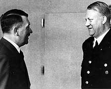 Nasjonal Samlings fører Vidkun Quisling mottas i Rikskanseliet i Berlin av rikskansler Adolf Hitler 19. april 1943. (Foto: NTB/Scanpix)