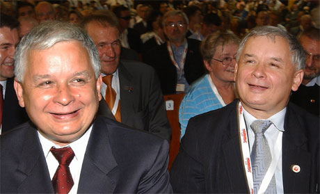 Lech Kaczynski (t.v.) vant presidentvalget, mens tvillingbroren Jaroslaw Kaczynski og Lov og Rett-partiet vant parlamentsvalget. (Foto: Czarek Sokolowski/AP/Scanpix)