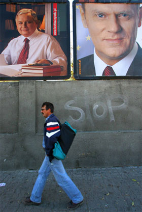 Lech Kaczynski og Donald Tusk kjempet om velgerne i andre runde i presidentvalget. (Foto: Katarina Stoltz/Reuters/Scanpix)