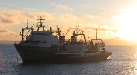 De to fartøyene ble observert av Kystvakta mens da omlastet fisk ved Bjørnøya 22. oktober. Foto: Kystvakta.