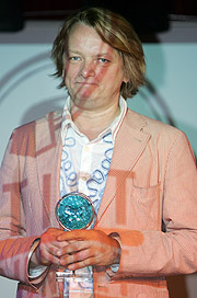 Jan Eggum med Norsk Artistforbunds Ærespris 2005. Foto: Håkon Mosvold Larsen / SCANPIX 