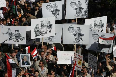 Titusener demonstrerte for Syrias ledelse og mot FN i Damaskus mandag kveld. (Foto: L.Beshara, AFP) Titusener demonstrerte for Syrias ledelse og mot FN i Damaskus mandag kveld. (Foto: L.Beshara, AFP)