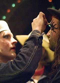 Make-up: Om noe skal gjøres, skal det gjøres skikkelig. Happy-Tom (Damian Campbell) hjelper Hank (Jason Stone) med det siste laget med sminke. Foto: Unn-Therese Sundet.