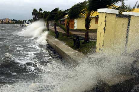 Minst fire omkom i det siste uværet i Florida. Her slår bølgene opp i Vero Beach. (Foto: Alison Sidlo/ Vero Beach Press-Journal/ AP/ Scanpix) Minst fire omkom i det siste uværet i Florida. Her slår bølgene opp i Vero Beach. (Foto: Alison Sidlo/ Vero Beach Press-Journal/ AP/ Scanpix)