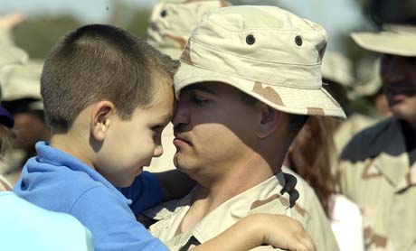 Sersjant Ronald Megginson med sin fire år gamle sønn under en seremoni i USA. Megginson dro til Irak i helgen, samtidig som stadig flere amerikanere angrer på hele invasjonen. (Foto: J.Dixon, AP) 