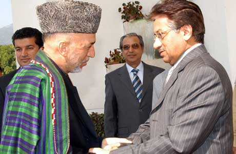 Musharraf (t.h.) har i de siste dagene mottatt mange som har villet yte jordskjelvofrene hjelp. Her møter han sin afghanske kollega Hamid Karzai (Scanpix/Reuters)
