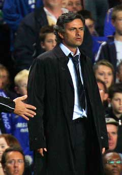 Chelsea-manager Jose Mourinho måtte se laget tåle sesongens første tap. (Foto: Reuters/Scanpix)
