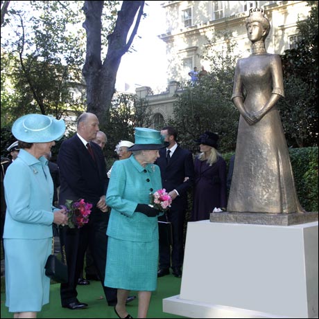 Begge dronningene var glade for at ikke kjolen til Maud også var turkis, for da hadde det VIRKELIG blitt pinlig. (Bjørn Helge Græsli)