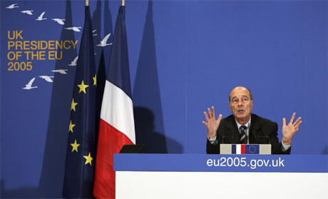 Frankrikes president Jacques Chirac stilte krav under EU-møtet ved Hampton Court i London. (Foto: Patrick Kovarik/AFP/Scanpix)
