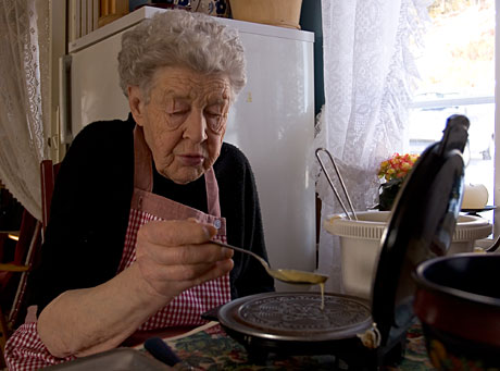 Margit steikjer strullar. (Foto: Tor Sivertstøl/ NRK) Margit steikjer strullar. (Foto: Tor Sivertstøl/ NRK)