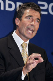 – Jeg kan ikke bare ringe opp og bestemme hva som skal stå i de danske mediene, sier Danmarks statsminister Anders Fogh Rasmussen. (Foto Scanpix / AFP) – Jeg kan ikke bare ringe opp og bestemme hva som skal stå i de danske mediene, sier Danmarks statsminister Anders Fogh Rasmussen. (Foto Scanpix / AFP)