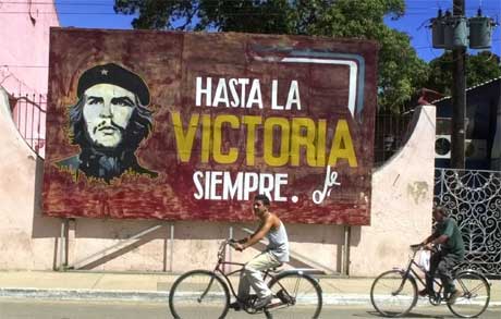 Et av mange malte skilt på Cuba med Ernesto Che Guevara hvor det står, Alltid til seier. (AP Photo/Cristobal Herrera)