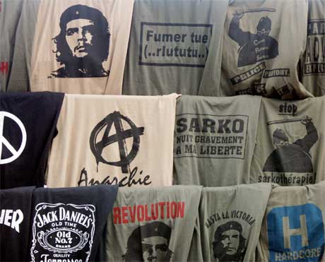 T-skjorter med Che Guevara er å få kjøpt overalt på Cuba. (Foto: Scanpix/AFP PHOTO JOEL SAGET) 