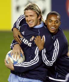 David Beckham og brasilianske Robinho koste se under trening på Lerkendal mandag kveld. (Foto: AFP PHOTO DANIEL SANNUM LAUTEN)