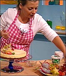 Kokke-Lise pynter ostekaken med lekkre frukter.