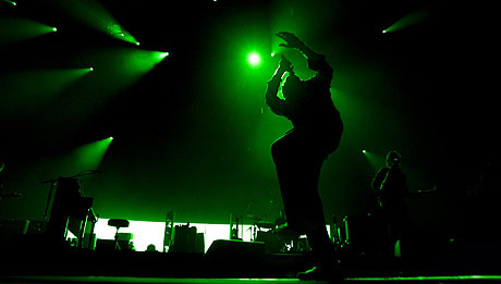 Chris Martin og Coldplay underholdt med både akrobatikk og musikk i Oslo Spektrum mandag kveld. Foto: Sara Johannessen, Scanpix.