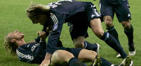 Så glad blir selv feterte Real Madrid-stjerner når de scorer på Lerkendal. Her omfavnes målscorer Guti. (Foto: Matt Dunham/AP) Så glad blir selv feterte Real Madrid-stjerner når de scorer på Lerkendal. Her omfavnes målscorer Guti. (Foto: Matt Dunham/AP)