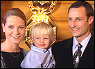 Mette-Marit og kronprins Haakon sammen med hennes sønn Marius. (NRK-foto)