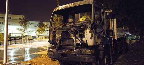 PARIS: En utbrent lastebil i bydelen Sevran etter et sammenstøt mellom politi og ungdommer. Foto: Stephane de Sakutin, AFP