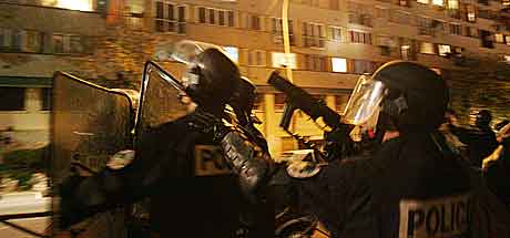 PARIS: Tungt bevæpnet politi utenfor en boligblokk i Clichy-sous-Bois. Foto: Thomas Coex. 