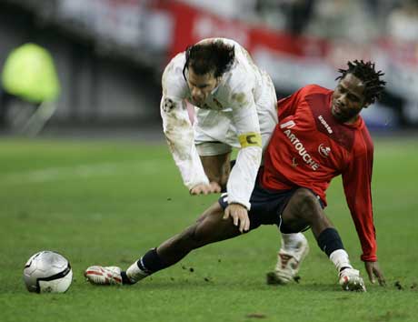 Ruud Van Nistelrooy blir taklet av Lilles Jean Makoun (Foto: AP Photo/Francois Mori) Ruud Van Nistelrooy blir taklet av Lilles Jean Makoun (Foto: AP Photo/Francois Mori)