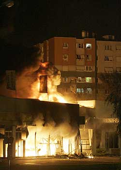 Et hus brenner i Paris-forstaden Aulnay-sous-Bois. (Foto: AP/Scanpix) Et hus brenner i Paris-forstaden Aulnay-sous-Bois. (Foto: AP/Scanpix)