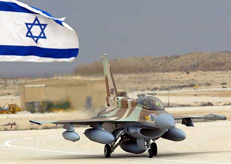 Et israelsk F-16 kampfly på Ramon-flybasen sør i Israel. (Arkivfoto: AP/Scanpix)