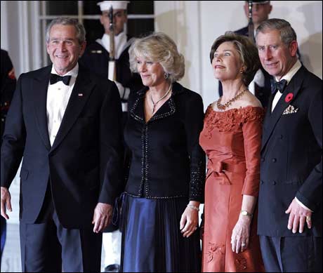 George, Camilla, Laura og Charles møttes i Det Hvite Hus i går, 2. oktober 2005. Men hva er det de to til høyre holder på med? (Foto: Scanpix / AFP) George, Camilla, Laura og Charles møttes i Det Hvite Hus i går, 2. oktober 2005. Men hva er det de to til høyre holder på med? (Foto: Scanpix / AFP)