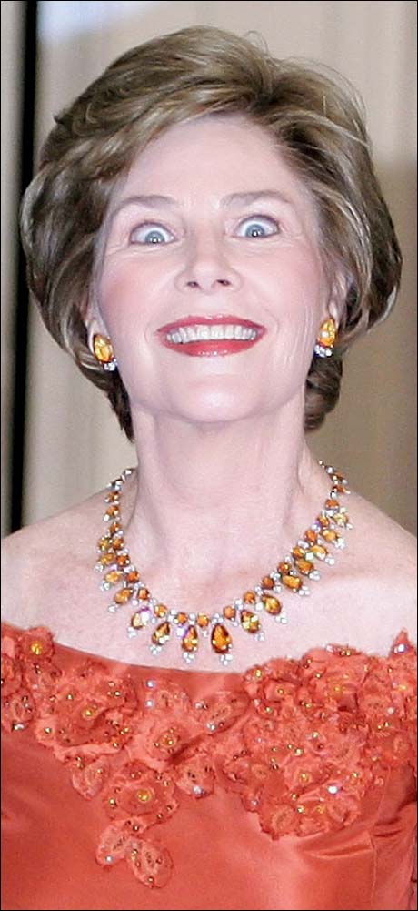 ... men ØYNENE til presidentfruen?? Sminke og stive smil er én ting, men så små pupiller ser rett og slett ikke riktig ut. Tok hun for mange lykkepiller? Eller er det, nei, det kan da ikke stemme, noen form for dop? (Foto: Scanpix / AFP) ... men ØYNENE til presidentfruen?? Sminke og stive smil er én ting, men så små pupiller ser rett og slett ikke riktig ut. Tok hun for mange lykkepiller? Eller er det, nei, det kan da ikke stemme, noen form for dop? (Foto: Scanpix / AFP)