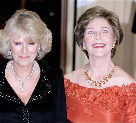 Det pussige er at Laura Bush beholdt dette ansiktsuttrykket gjennom hele bildeserien. Camilla ser noenlunde normal ut, men... (Foto: Scanpix / AFP) Det pussige er at Laura Bush beholdt dette ansiktsuttrykket gjennom hele bildeserien. Camilla ser noenlunde normal ut, men... (Foto: Scanpix / AFP)