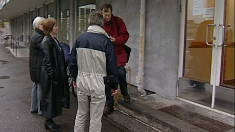 Alle som befant seg i bygningen ble evakuert etter bombetrusselen. Foto: NRK