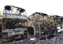 Disse bussene ble satt fyr på av opprørerne i Aulnay-sous-Bois i natt. (Foto: Scanpix/AFP) Disse bussene ble satt fyr på av opprørerne i Aulnay-sous-Bois i natt. (Foto: Scanpix/AFP)