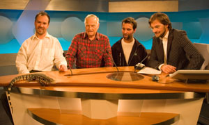 Fra venstre: Kees Eekeli, veterinær Per Arne Ludvigsen, Joachim Ekeli og Halvør Folgerø. Foto: Ola Chr. Bårdsen/NRK