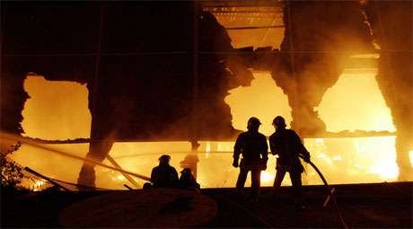 En lagerbygning ble satt i brann i Paris-forstaden Le Bourget i natt. (Foto: Francois Mori/AP/Scanpix)