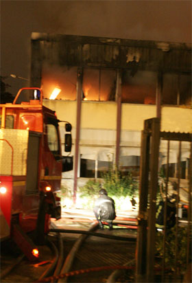 Brannmannskap slukker en påsatt brann i Le Blanc Mesnil i utkanten av Paris. (Foto: Jack Guez/AFP/Scanpix)
