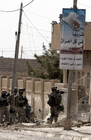 Amerikanske soldater på patrulje i Tal Afar nord i Irak. Over 2000 av deres kolleger er drept i Irak siden USA invaderte landet i mars 2003. (Foto: AFP/Scanpix)