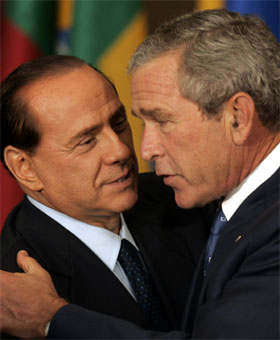 Silvio Berlusconi er nær venn av George W. Bush, men hevder nå at han var motstander av Irak-krigen. (Foto: Susan Walsh/AP/Scanpix)