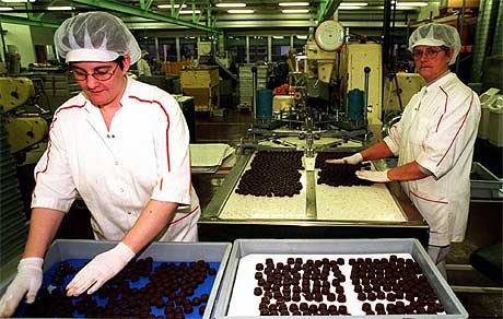STENGT NED: Også i 1999 var det en runde på Freia sjokoladefrabrikk, hvor maskinen som Anne-Berit Moen og Karin Henriksen jobbet ved, ble stengt ned. Arkivfoto Scanpix.