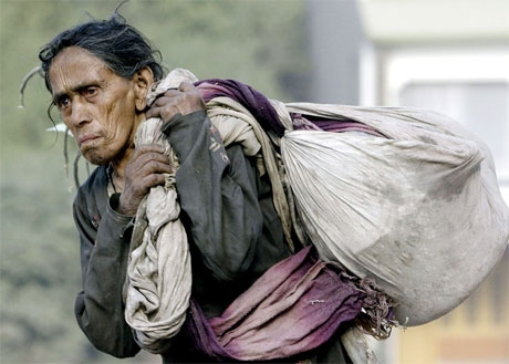 En overlevende fra jordskjelvet bringer mat til en teltleir i Muzaffarabad. Om få uker kommer vinteren til området. (Foto: Banaras Khan/AFP/Scanpix)