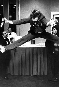 Jahn Teigen sender gjerne et splitthopp til Trondheim, slik som etter 0 poeng i den internasjonale finalen i Melodi Grand Prix i Paris i 1978. Foto: Scanpix. Jahn Teigen sender gjerne et splitthopp til Trondheim, slik som etter 0 poeng i den internasjonale finalen i Melodi Grand Prix i Paris i 1978. Foto: Scanpix.