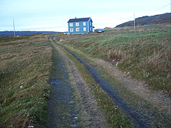 I denne blå hytta sitter DX-erne og søker etter radiosignaler fra fjerne himmelstrøk. Foto: Line Gevelt Andersen, NRK 