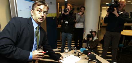 BEDRE KONTROLL: Justisminister Knut Storberget på pressekonferansen der han i dag varslet bedre kontroll med legeerklæringer i benådningssaker. (Foto: Erlend Aas / Scanpix)
