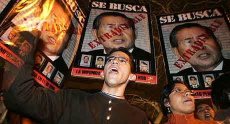 Peruvianere protesterer mot Fujimori foran Chiles ambassade i Lima. Foto: Marin Meija, AP)