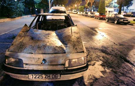 Nattopptøeyene sprer seg stadig mer. Denne bilen var en av tjue som i natt ble brent i Nice på Rivieraen. (Foto: AFP) Nattopptøeyene sprer seg stadig mer. Denne bilen var en av tjue som i natt ble brent i Nice på Rivieraen. (Foto: AFP)