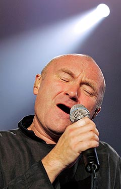 Phil Collins er villig til å gi fra seg mikrofonen om Peter Gabriel blir med på en gjenforening av Genesis. Foto: Fabrice Coffrini, AP Photo / Scanpix.