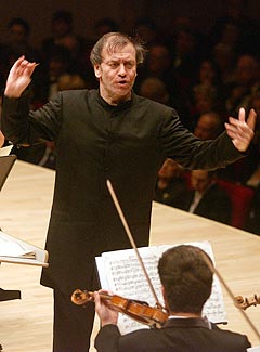 Dirigent Valery Gergiev, her foran Kirov-orkesteret i Carnegie Hall i 2003. Foto: Louis Lanzano, AP Photo / Scanpix.