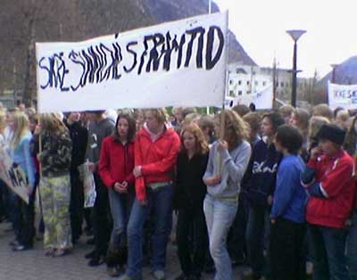 Elevene demonstrerte for skolen sin i formiddag. Foto:Tone Rokstad, NRK Elevene demonstrerte for skolen sin i formiddag. Foto:Tone Rokstad, NRK