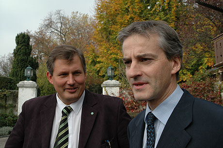 Utenriksminister Jonas Gahr Støre (Ap) (til høyre) og landbruks- og matminister Terje Riis-Johansen var begge i Genève tirsdag for å delta i nye møter i forhandlingene i Verdens handelsorganisasjon (WTO). Foto Kjetil Elsebutangen / SCANPIX. 